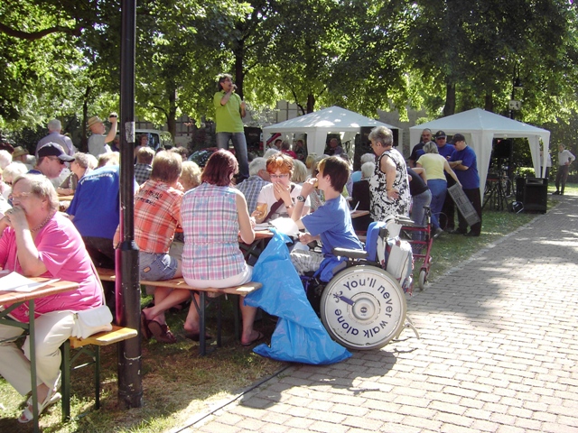 Sommerfest - Im Hintergrund singt Alberto Colucci