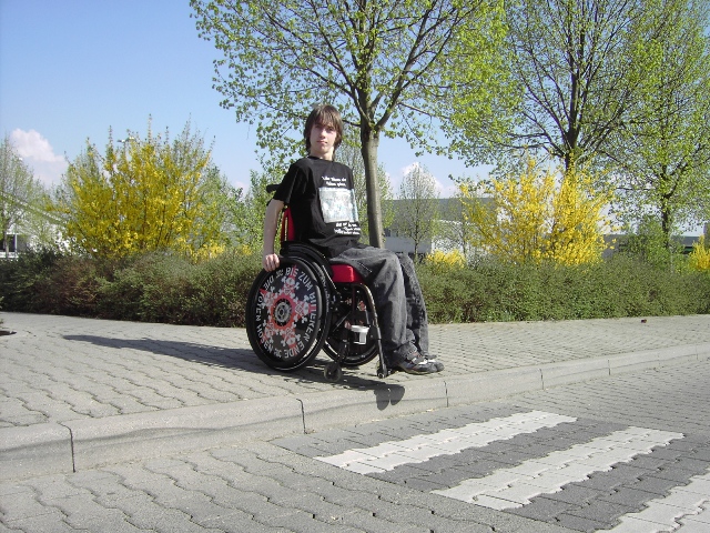 Fussgängerüberweg mit sehr hohem Randstein